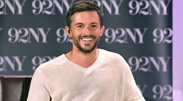 Jonathan Bailey 2024 Banana Republic Featured